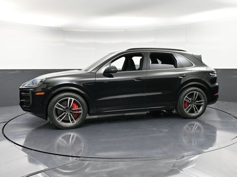 New 2025 Porsche Cayenne Turbo image 2