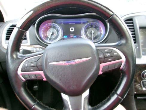 Used 2015 Chrysler 300 C image 9