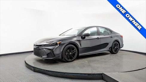 Used 2025 Toyota Camry SE image 2