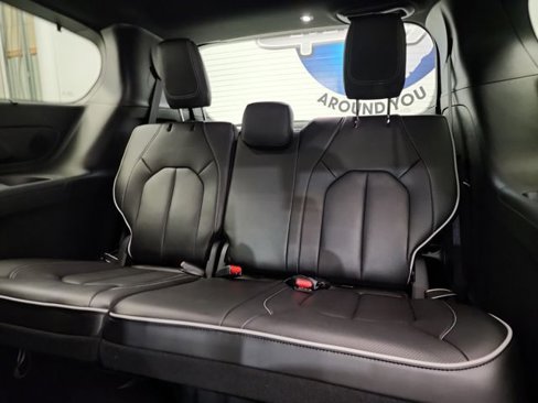 Used 2025 Chrysler Pacifica Limited image 39