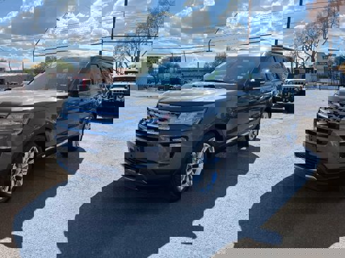 Used 2018 Ford Explorer XLT w/ Equipment Group 202A image 11