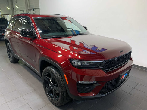 Used 2025 Jeep Grand Cherokee Limited w/ Black Appearance Package image 2