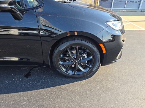 New 2026 Chrysler Pacifica Limited w/ S Appearance Package image 10