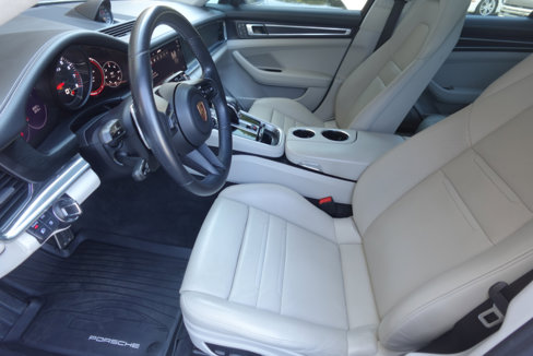 Used 2022 Porsche Panamera GTS w/ Premium Package image 18