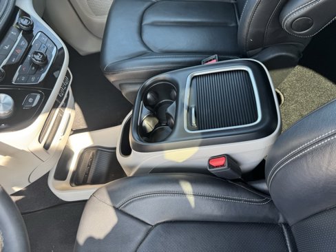 Used 2022 Chrysler Pacifica Touring-L image 15