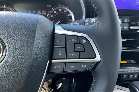 Used 2025 Toyota Highlander XLE image 19