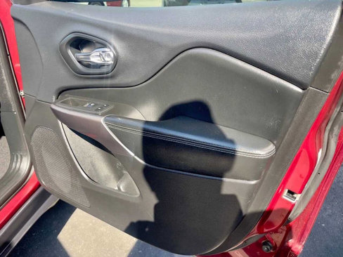 Used 2019 Jeep Cherokee Latitude w/ Popular Appearance Group image 16