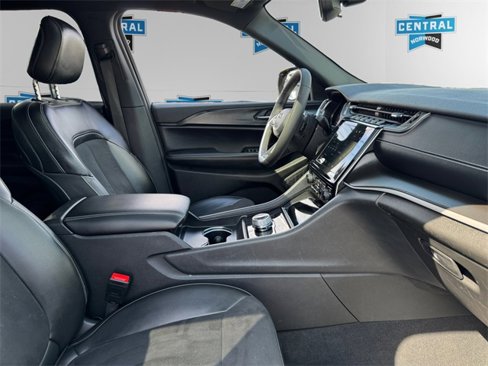Used 2023 Jeep Grand Cherokee Altitude image 16