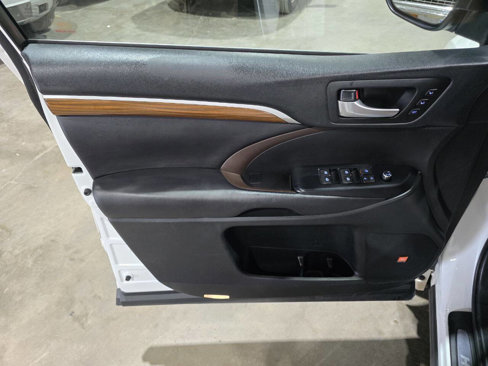 Used 2018 Toyota Highlander AWD V6 image 24