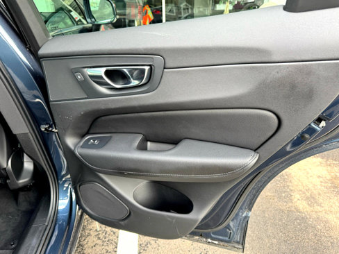 Used 2021 Volvo XC60 T5 Momentum w/ Premium Package image 23
