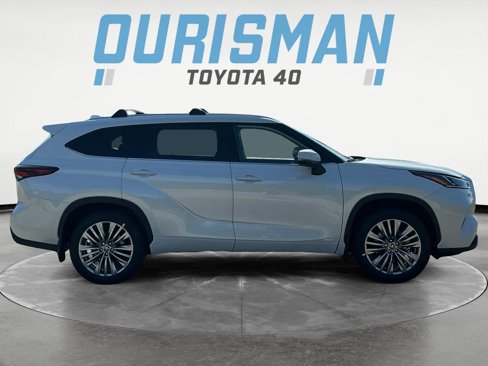 New 2025 Toyota Highlander Platinum image 7