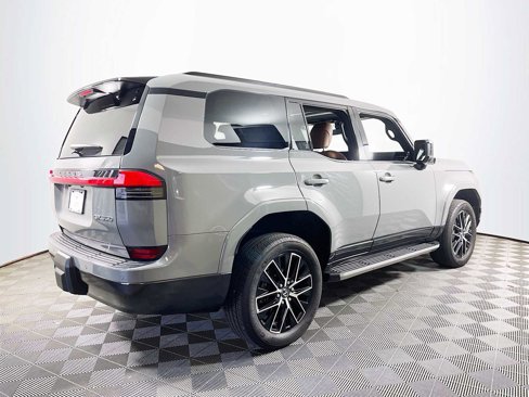 Used 2024 Lexus GX 550 image 4