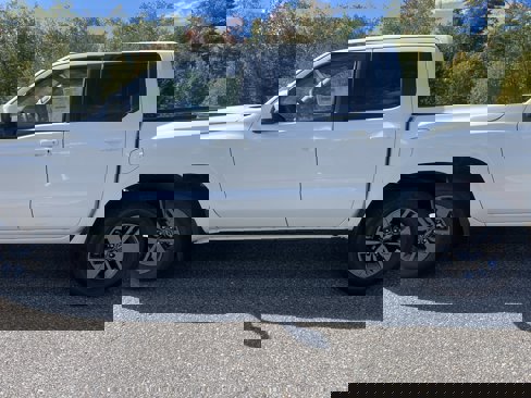 New 2025 Nissan Frontier SV w/ SV Convenience Package image 2