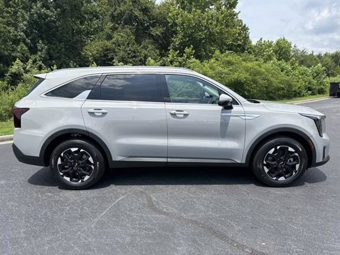New 2025 Kia Sorento S image 4
