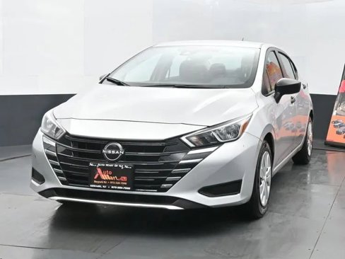 Used 2024 Nissan Versa S image 1