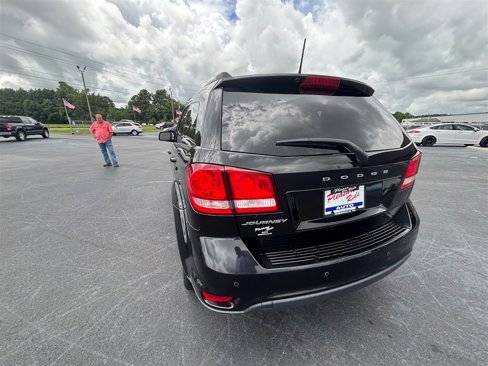 Used 2019 Dodge Journey SE image 4