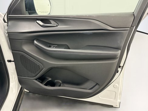 Used 2024 Jeep Grand Cherokee Altitude image 33