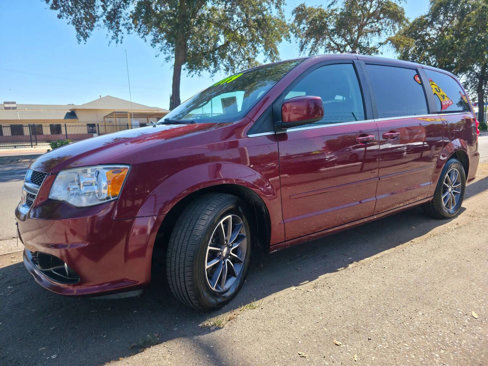 Used 2017 Dodge Grand Caravan SXT image 3