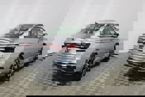 Used 2025 Volkswagen Jetta SE image 43