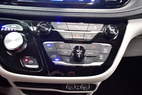 Used 2024 Chrysler Pacifica Limited image 29