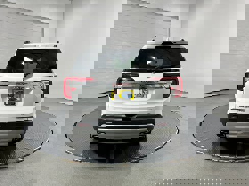 Used 2022 GMC Acadia SLT w/ LPO, Floor Liner Package image 32