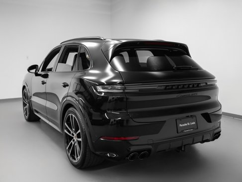 New 2026 Porsche Cayenne GTS image 3