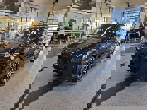 New 2025 BMW 740i xDrive w/ Premium Package image 1