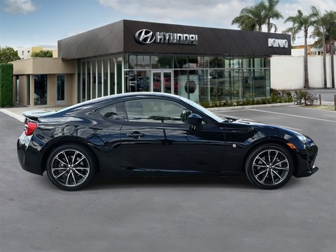 Used 2017 Toyota 86 image 2