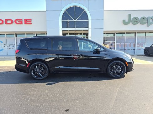 New 2026 Chrysler Pacifica Limited w/ S Appearance Package image 9