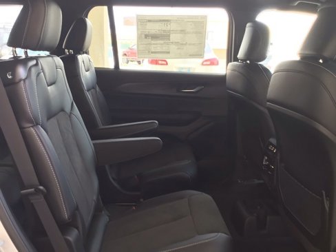 New 2025 Jeep Grand Cherokee L Laredo image 16
