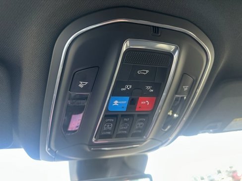 New 2025 Jeep Grand Cherokee Overland image 34