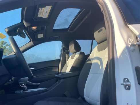Used 2025 Chevrolet Trax RS w/ Sunroof Package image 13