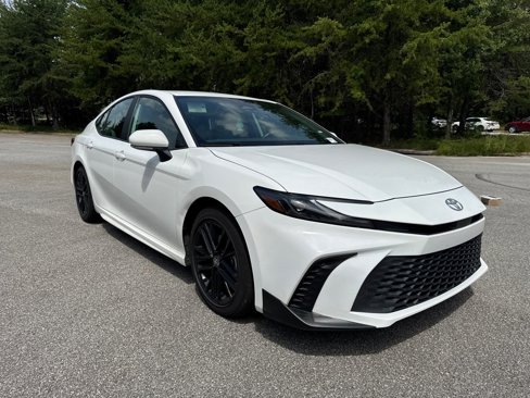 Used 2025 Toyota Camry SE image 3