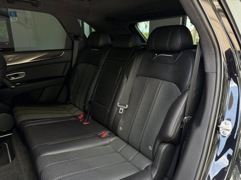 Used 2020 Bentley Bentayga Design Series image 32