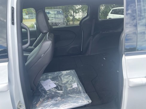 New 2026 Chrysler Pacifica Select image 13
