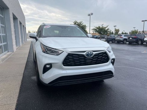 Certified 2022 Toyota Highlander Bronze Edition image 3
