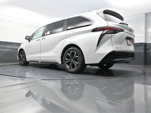 New 2025 Toyota Sienna Platinum image 29