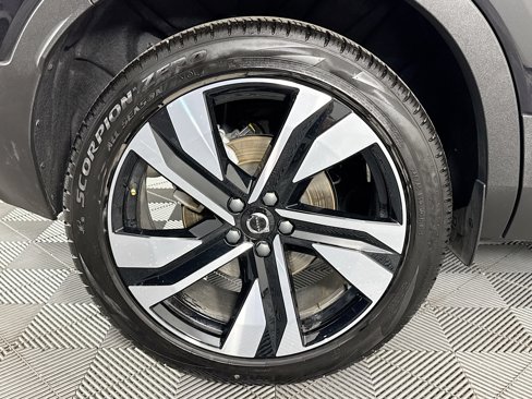 Used 2025 Volvo XC40 B5 Plus image 32