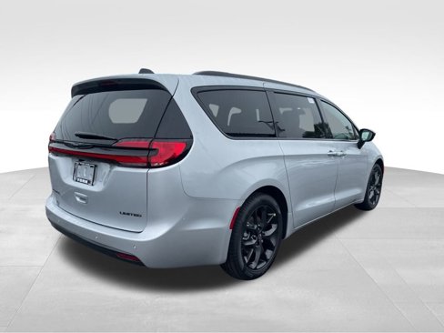 New 2026 Chrysler Pacifica Limited w/ Uconnect Theater Family Group image 5