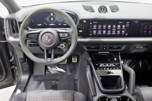 Used 2024 Porsche Cayenne S image 17