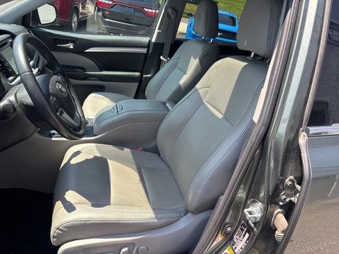 Used 2019 Toyota Highlander XLE image 12