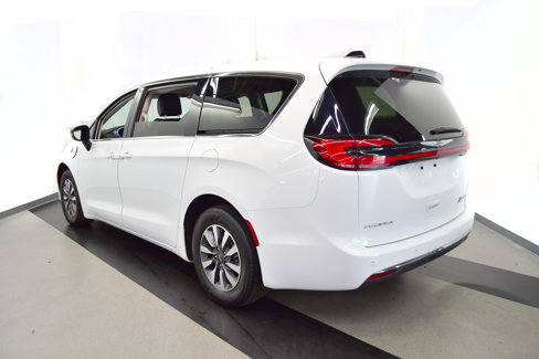 Used 2024 Chrysler Pacifica Limited image 6