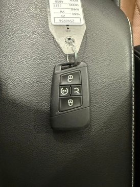 Certified 2025 Volkswagen Jetta SEL image 34