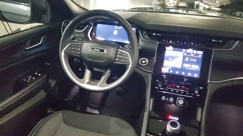 Used 2025 Jeep Grand Cherokee L Laredo image 11