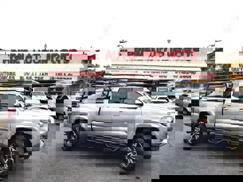 Used 2017 Toyota Tacoma TRD Sport image 1