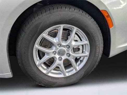 Used 2024 Chrysler Pacifica Touring-L image 10