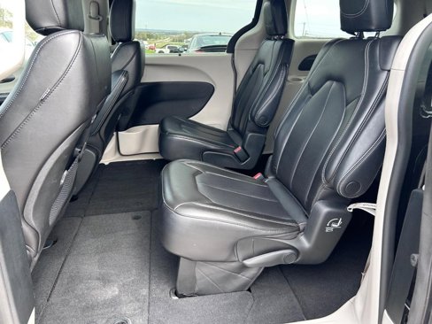 Used 2023 Chrysler Pacifica Touring-L image 9