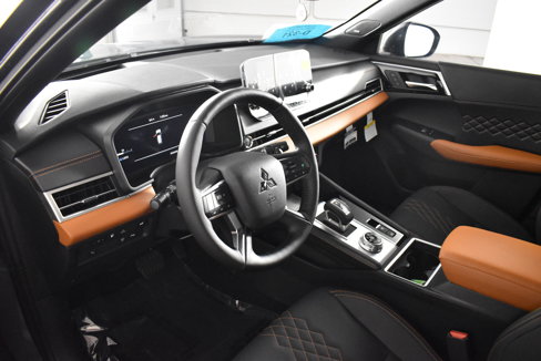 New 2025 Mitsubishi Outlander SEL image 2