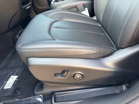 New 2026 Chrysler Pacifica Select image 11