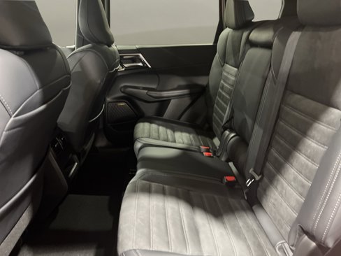 New 2025 Mitsubishi Outlander SE image 13
